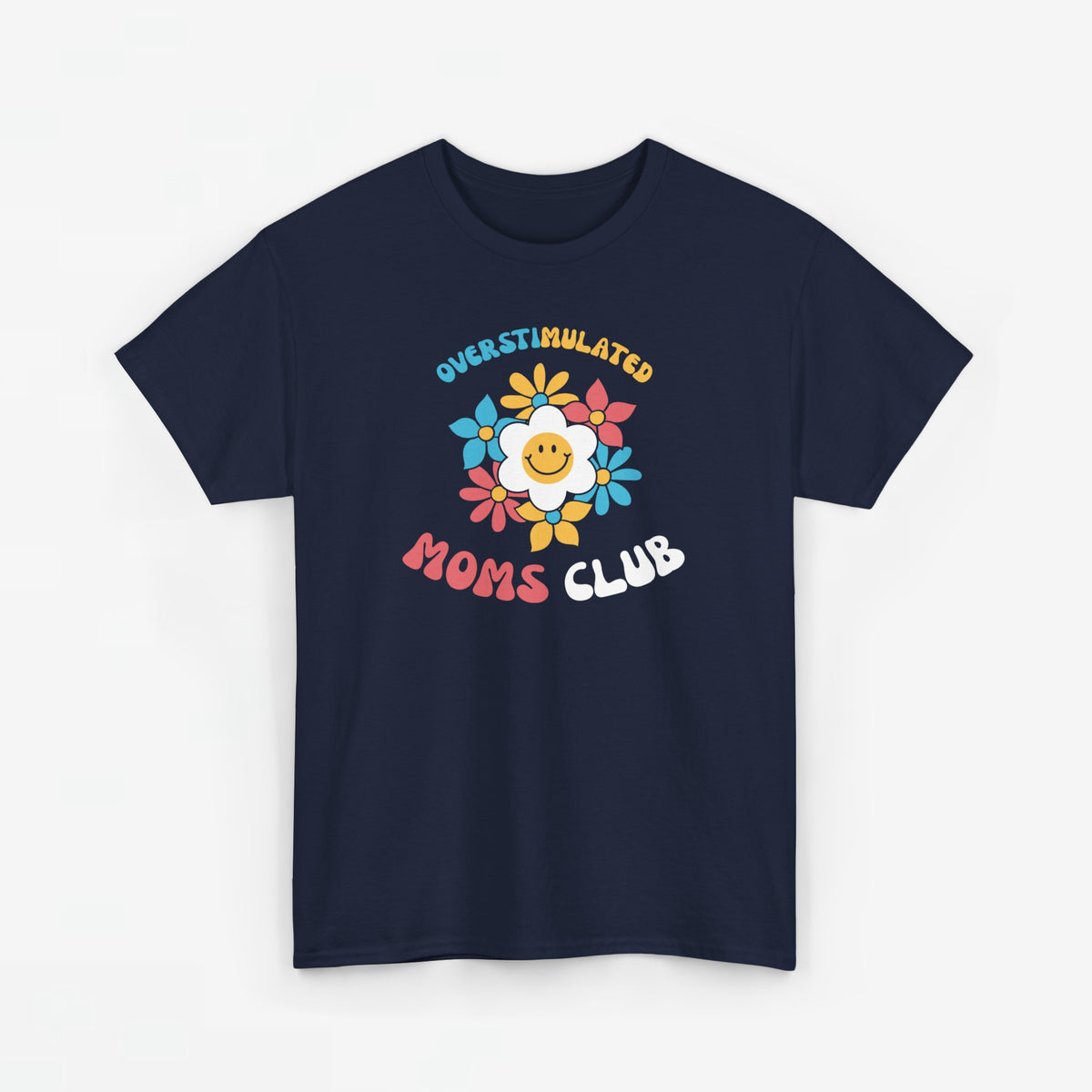 Donkerblauw T-shirt met ronde hals en borstprint “Overstimulated Moms Club”