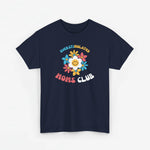 Donkerblauw T-shirt met ronde hals en borstprint “Overstimulated Moms Club”