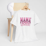 Witte T-shirt met roze 'MAMA3' print en kattenfiguren, opgevouwen om een stoel
