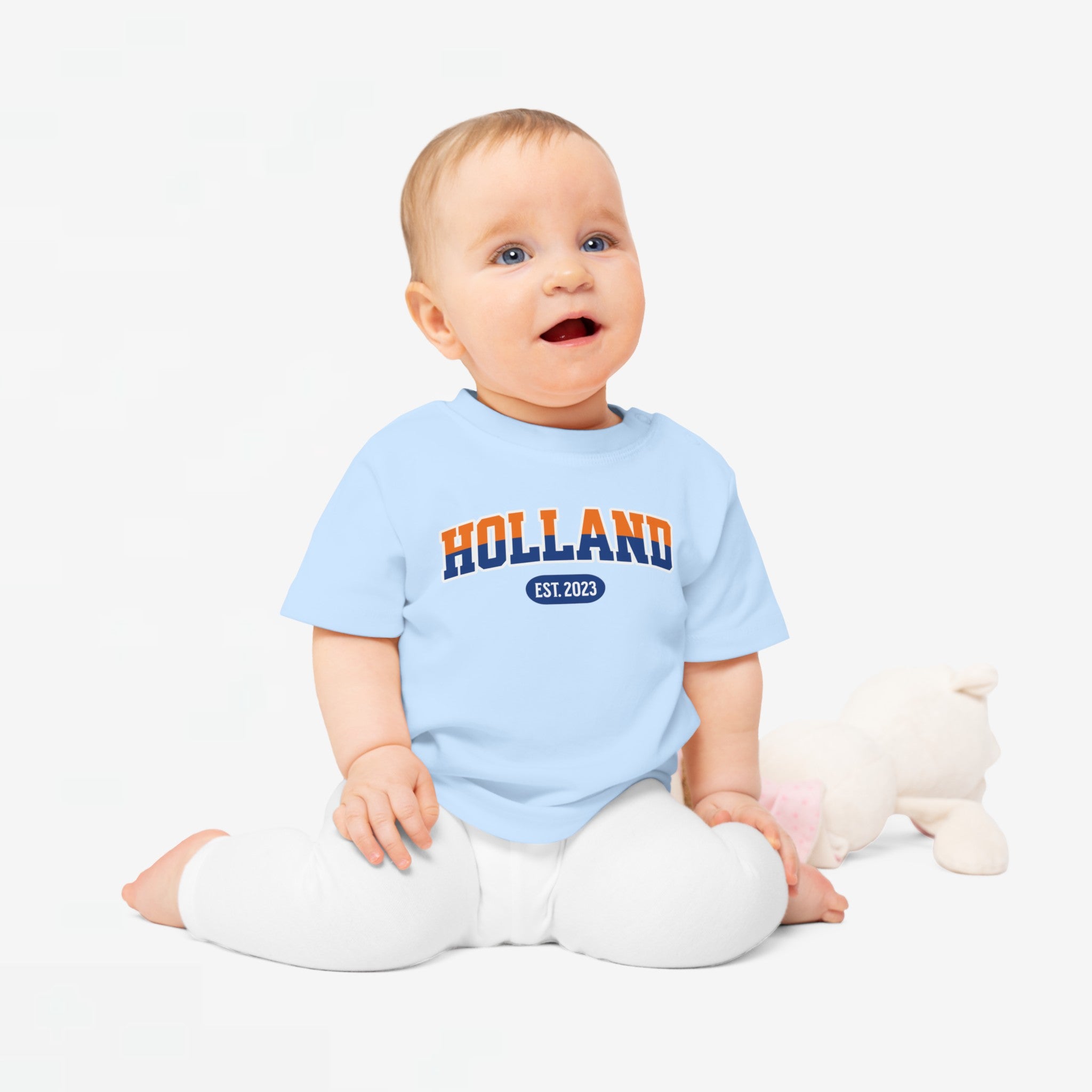 Baby T-shirt voor EK, WK en Koningsdag - Personaliseer met Naam, Jaar & Rugnummer - HOLLAND (oranje en blauwe tekst)