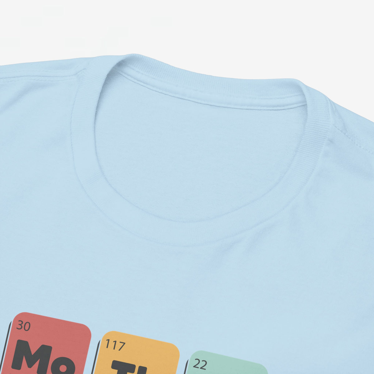 Lichtblauwe T-shirt met ronde hals en elementenprint (Mo Th Er) gedeeltelijk zichtbaar