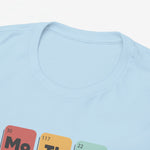 Lichtblauwe T-shirt met ronde hals en elementenprint (Mo Th Er) gedeeltelijk zichtbaar