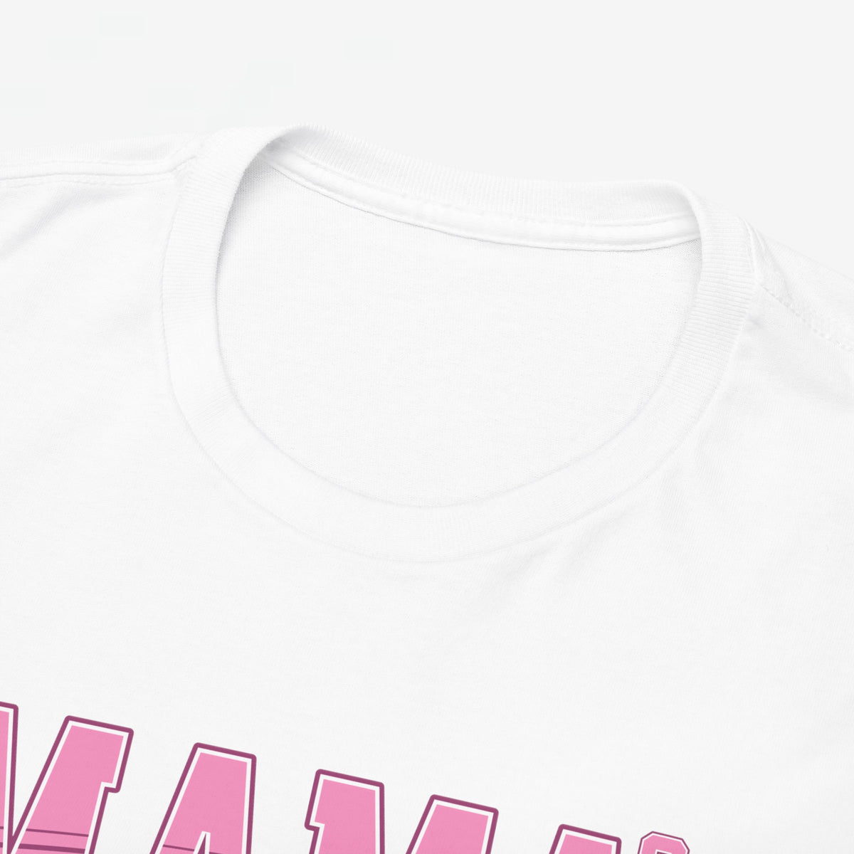 Witte T-shirt met ronde hals en deels zichtbare roze 'MAMA3' print