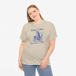 Oversized t-shirt in zandkleur met blauwe motor- en tekstprint op de borst.