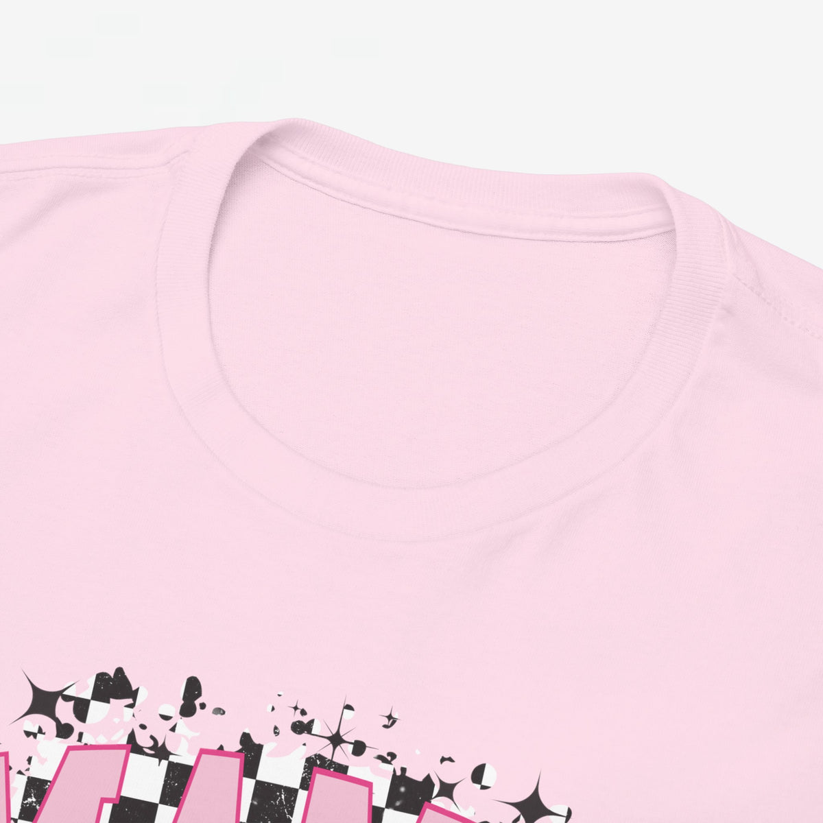Roze T-shirt met ronde hals; close-up van bovenkant en MAMA-opdruk