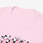 Roze T-shirt met ronde hals; close-up van bovenkant en MAMA-opdruk