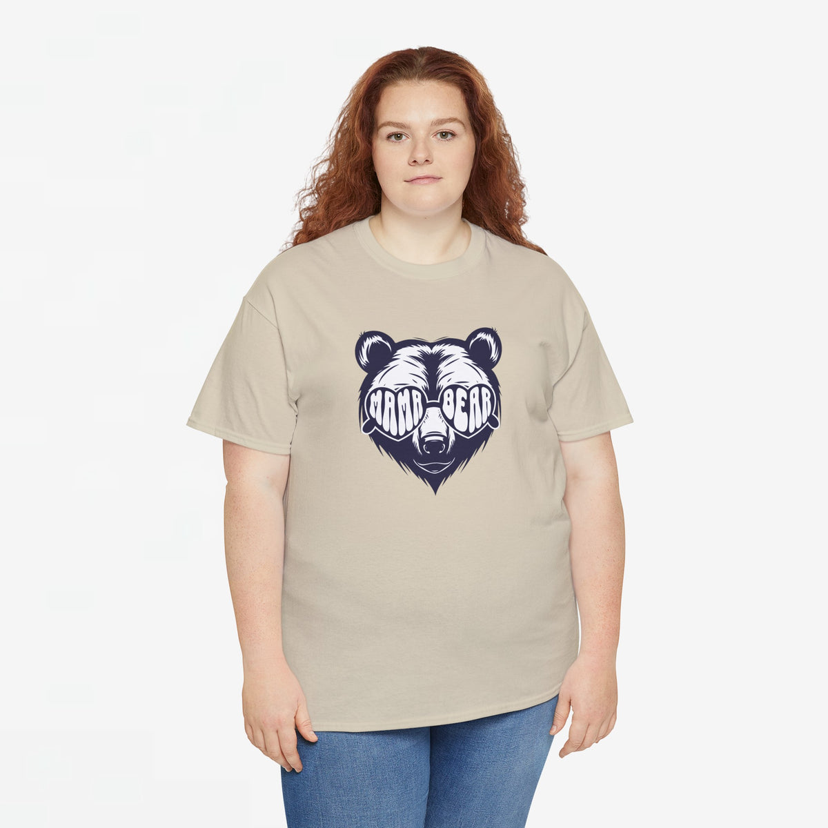 Oversized T-shirt zandkleurig met zwarte berenprint, model in jeans