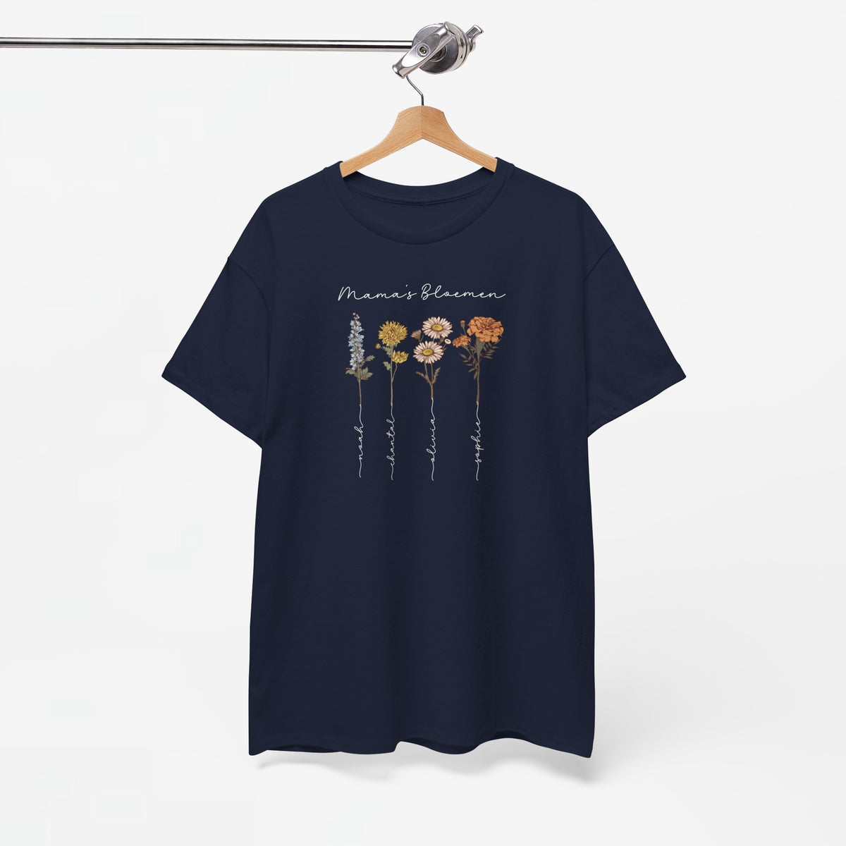 Donkerblauwe T-shirt met bloemenprint en witte tekst, aan een hanger