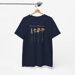 Donkerblauwe T-shirt met bloemenprint en witte tekst, aan een hanger