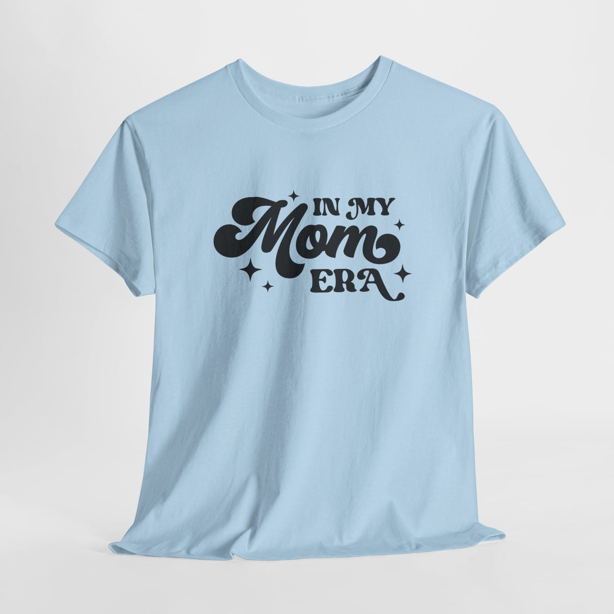 Lichtblauwe oversized t-shirt met zwarte "In My Mom Era"-print op de borst.