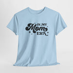 Lichtblauwe oversized t-shirt met zwarte "In My Mom Era"-print op de borst.