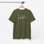 T-shirt in legergroen met bloemenprint en witte siertekst op de borst, hangend