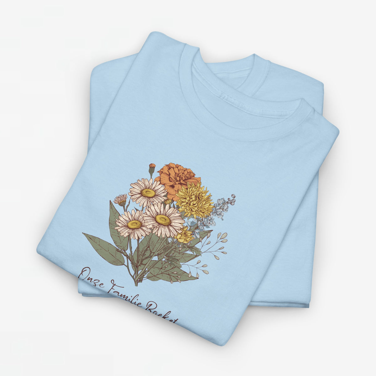 Lichtblauw T-shirt met boeket bloemenprint en subtiele naamtekst onderaan