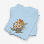 Lichtblauw T-shirt met boeket bloemenprint en subtiele naamtekst onderaan