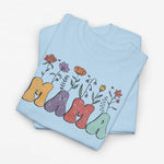 Oversized lichtblauw T-shirt met bloemen en kleurrijke 'Mama' opdruk op de borst.