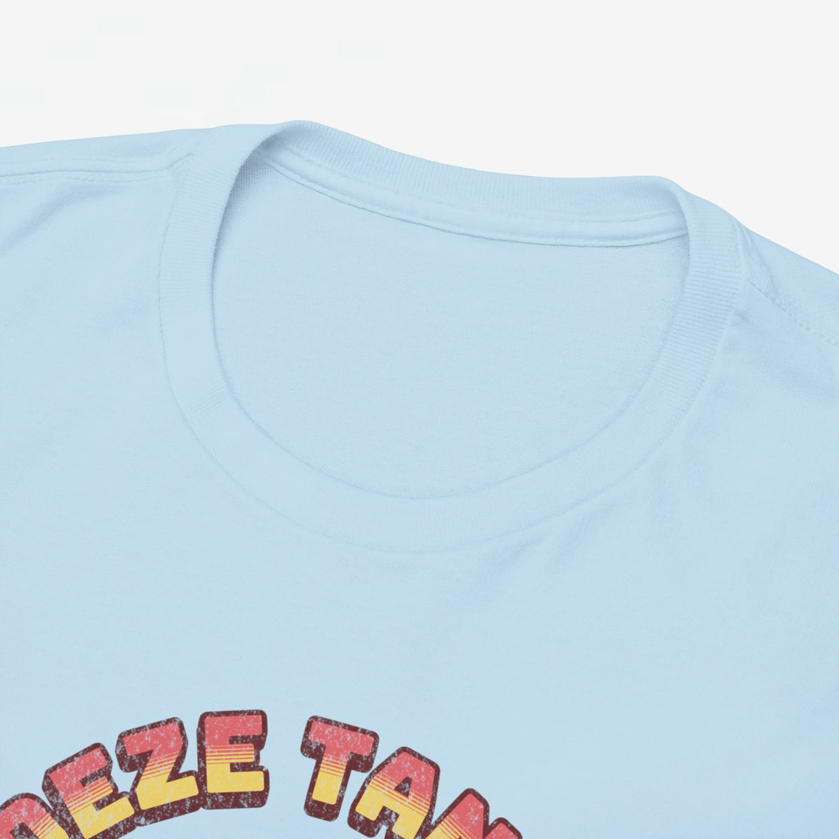Lichtblauw T-shirt detail: ronde hals en bovenkant van rode print