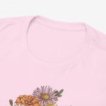 Roze T-shirt close-up: ronde hals en gedeeltelijke bloemenboeketprint onderin