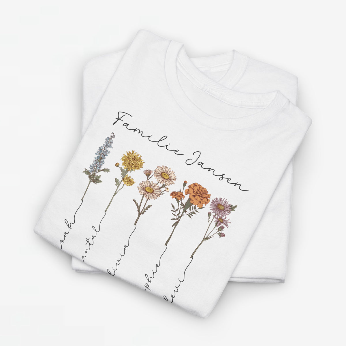 Witte t-shirt met bloemenprint en familienaam op de borst, korte mouwen