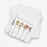Witte t-shirt met bloemenprint en familienaam op de borst, korte mouwen
