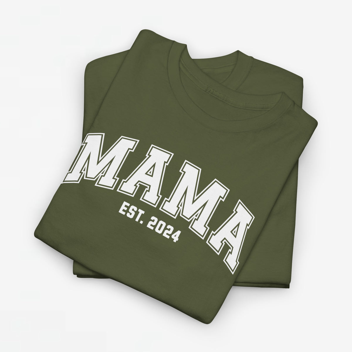 T-shirt in militairgroen met grote opdruk “MAMA” en “EST. 2022”