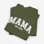 T-shirt in militairgroen met grote opdruk “MAMA” en “EST. 2022”