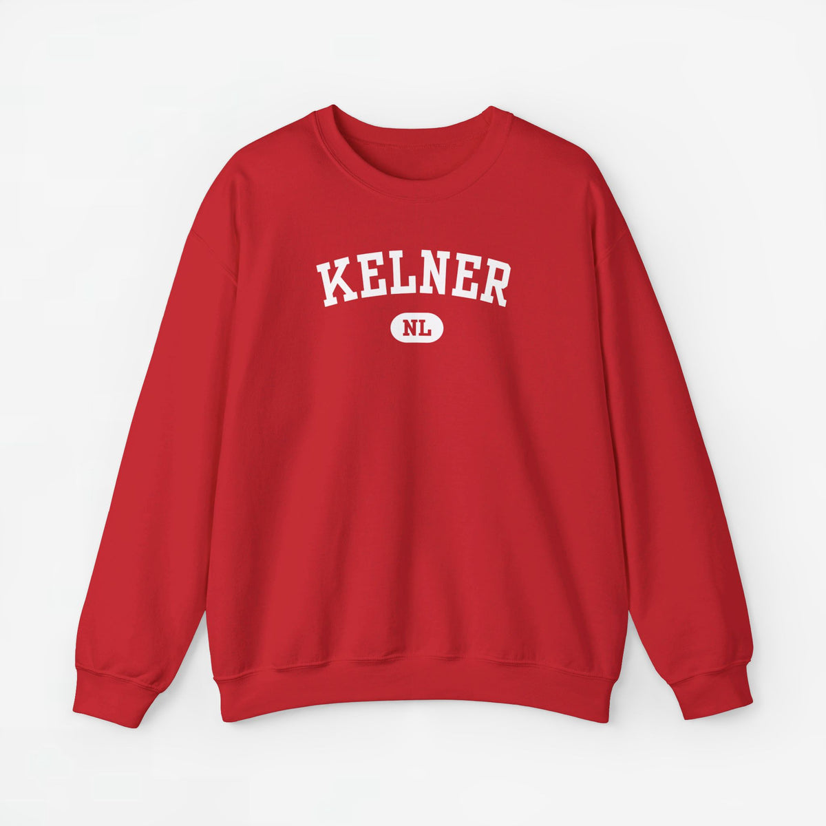 Rode trui met ronde hals en borstprint “KELNER” met ronde “NL”-logo