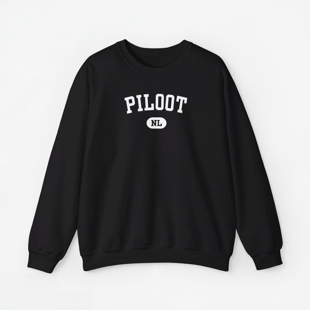 Zwarte sweater met ronde hals en witte PILOOT NL-print op de borst.