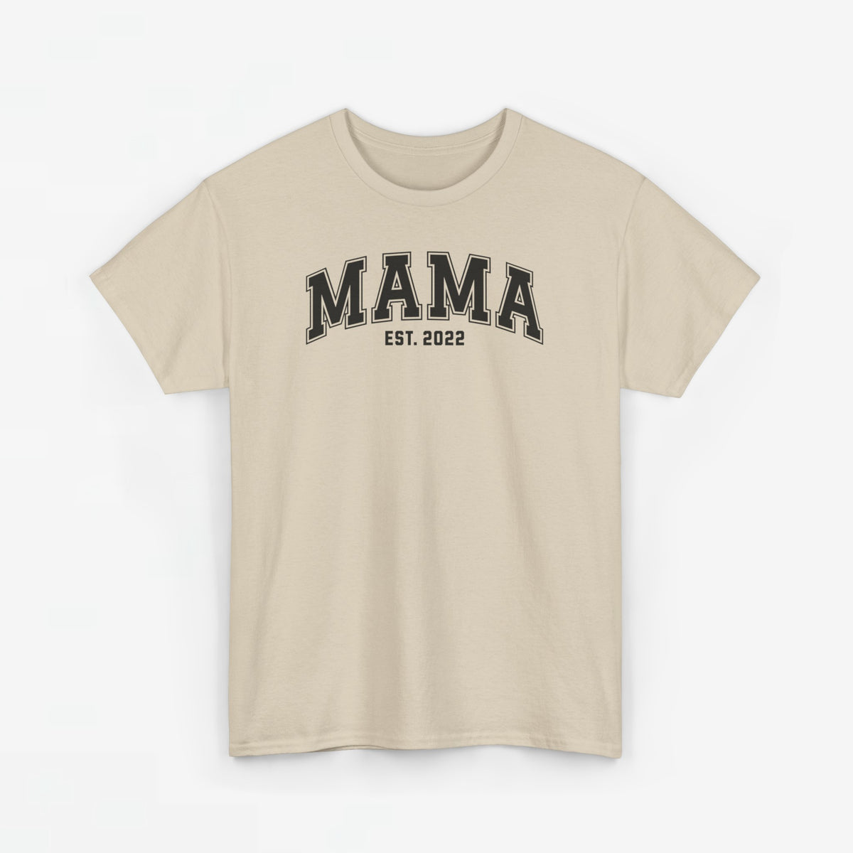 T-shirt in zandkleur met borstprint “MAMA” en “EST. 2022”