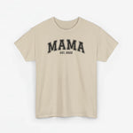 T-shirt in zandkleur met borstprint “MAMA” en “EST. 2022”