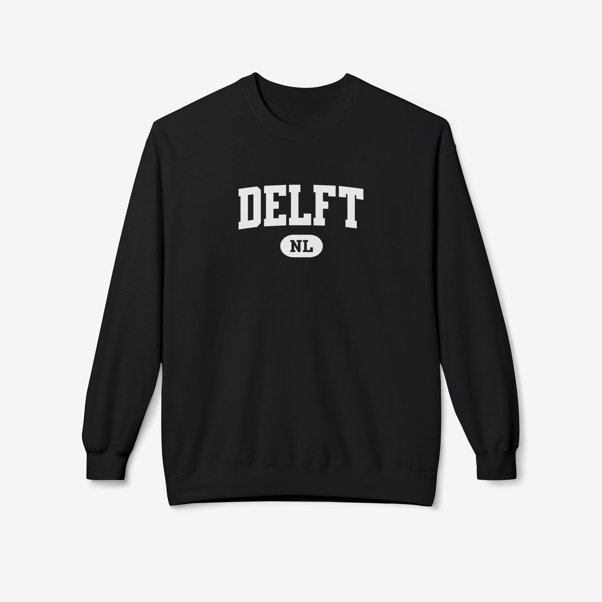 Zwarte varsity trui met ronde hals, lange mouwen en DELFT-logo op de borst.