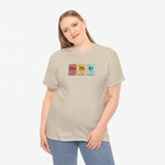 Zandkleurige oversized T-shirt met ronde hals en borstprint, gedragen met blauwe jeans