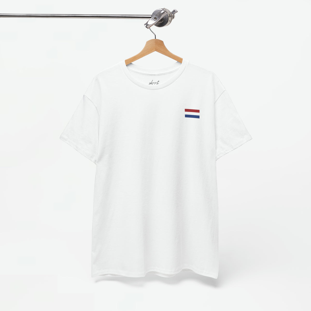 Wit T-shirt met ronde hals en rood-wit-blauwe vlagprint op de borst