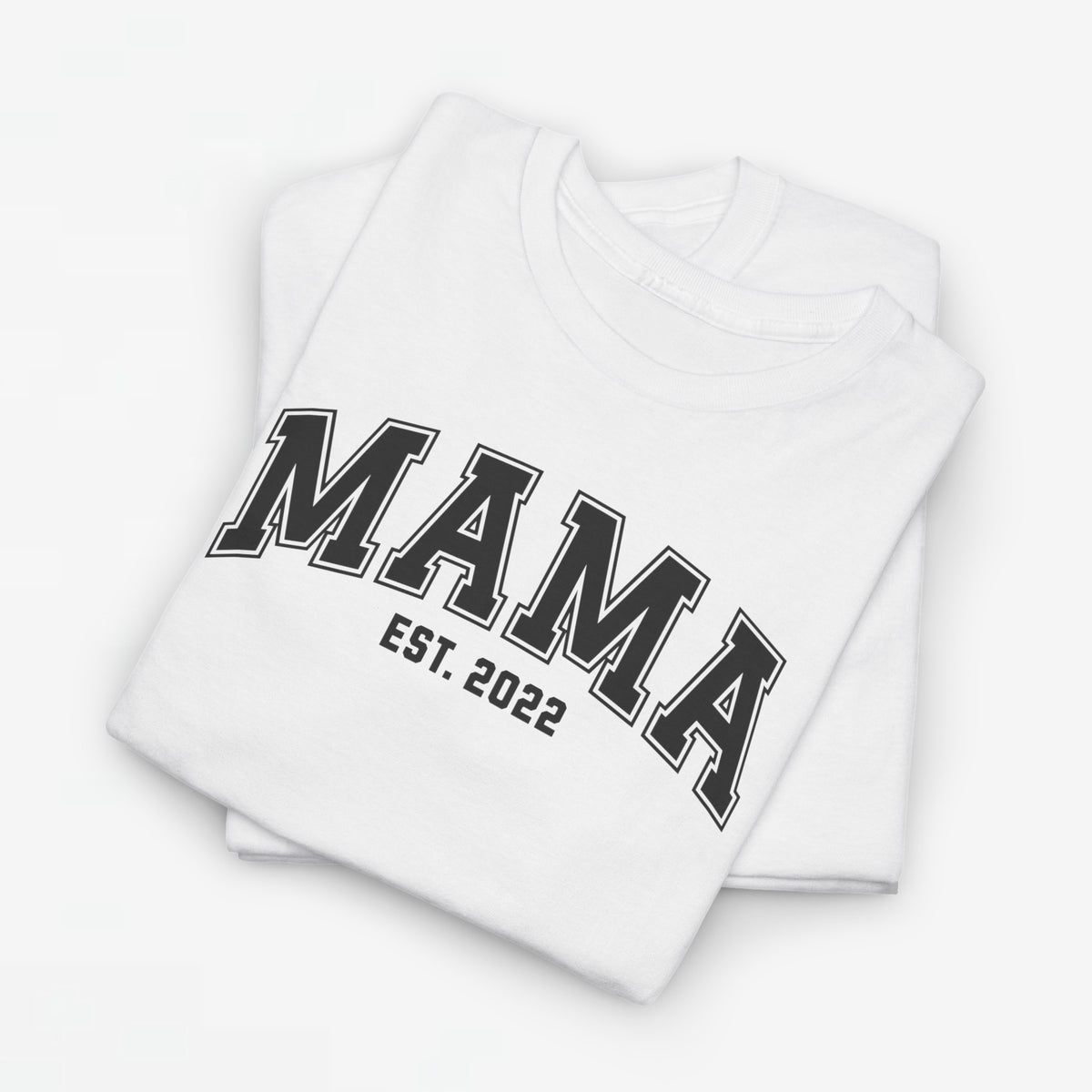 T-shirt in wit met grote opdruk “MAMA” en “EST. 2022”