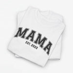 T-shirt in wit met grote opdruk “MAMA” en “EST. 2022”