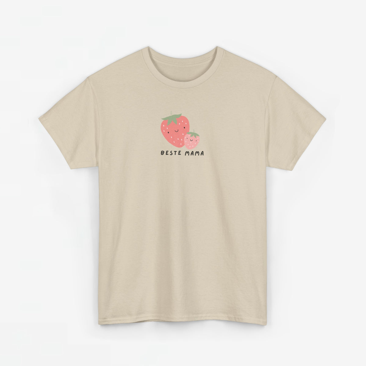Oversized zandkleurige T-shirt met aardbeienprint en tekst 'Beste Mama'.