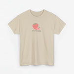 Oversized zandkleurige T-shirt met aardbeienprint en tekst 'Beste Mama'.