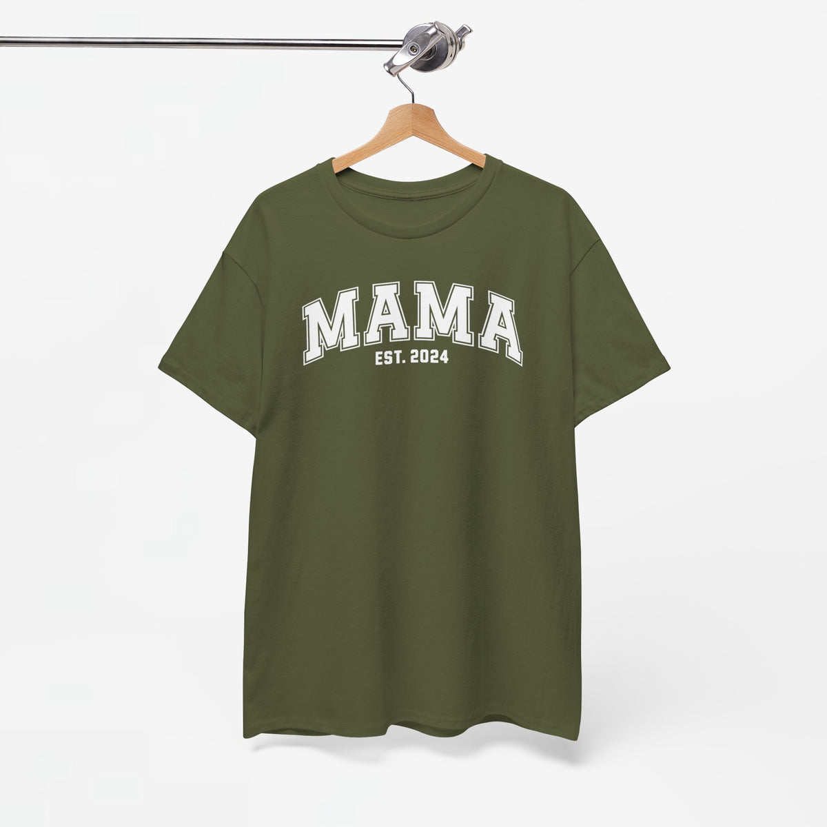 Legergroen T-shirt aan kleerhanger met opdruk “MAMA” en “EST. 2024”.
