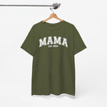 Legergroen T-shirt aan kleerhanger met opdruk “MAMA” en “EST. 2024”.