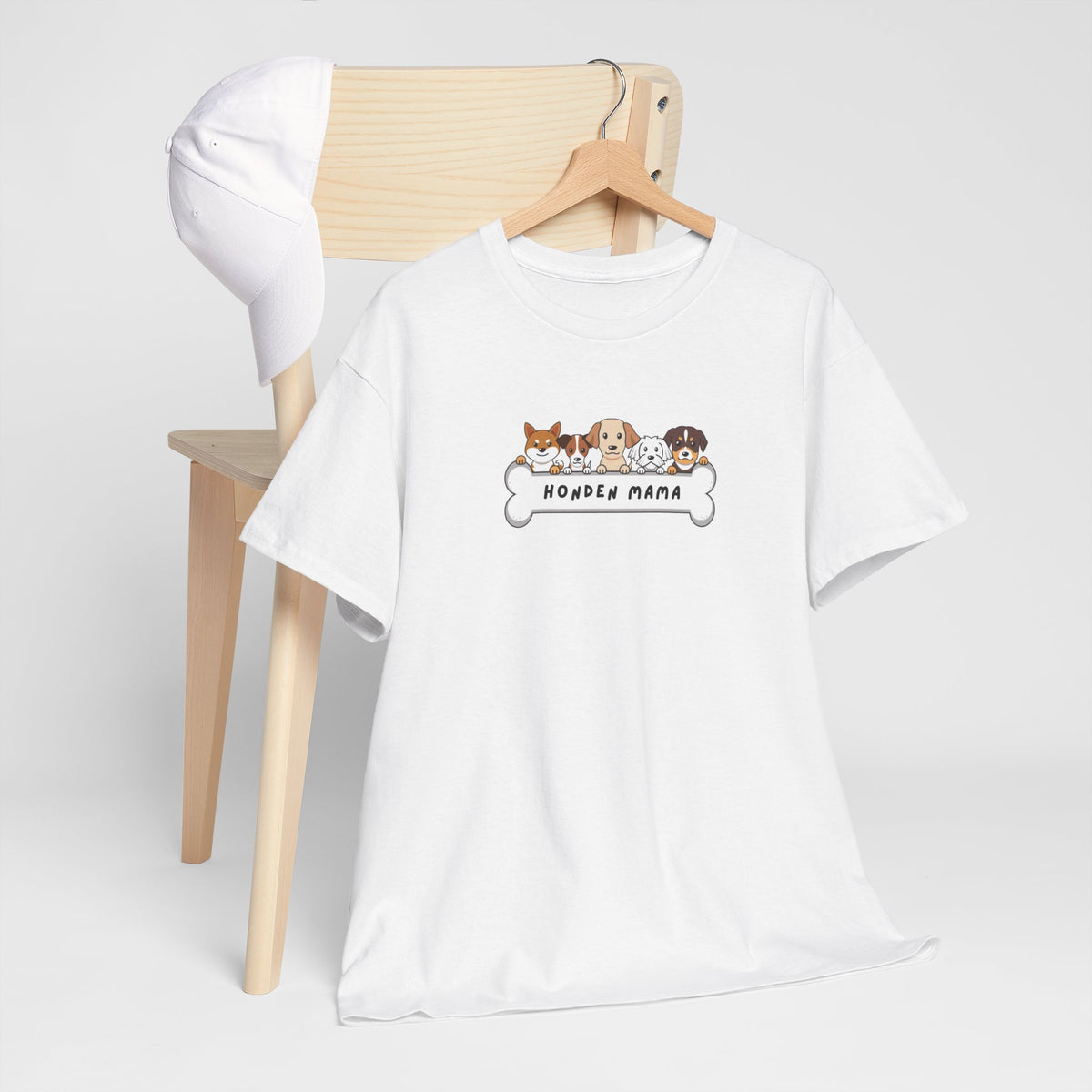 Wit T-shirt met opdruk van honden en tekst “HONDEN MAMA”