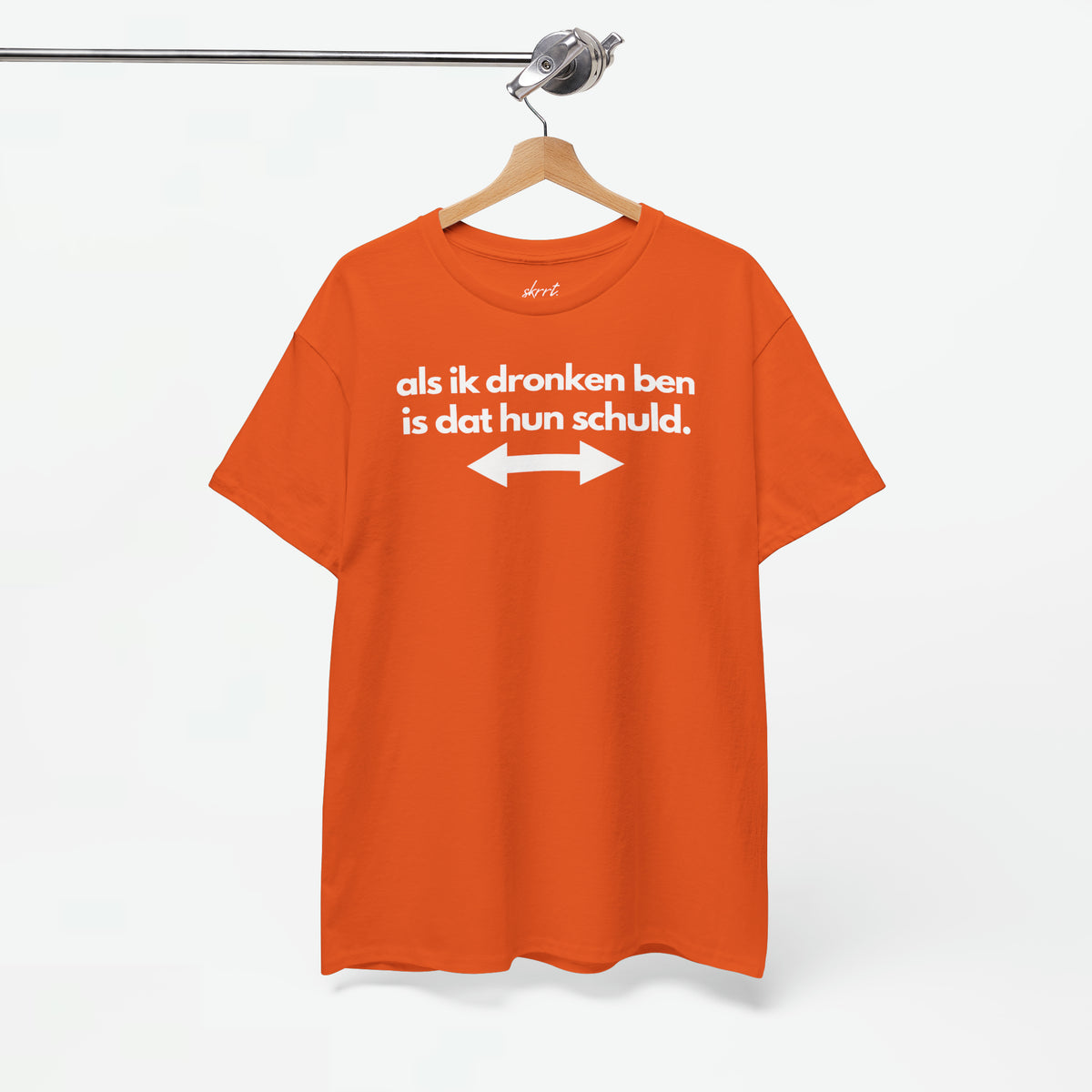 Oranje T-shirt op hanger met witte tekstprint en pijlen