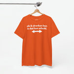 Oranje T-shirt op hanger met witte tekstprint en pijlen