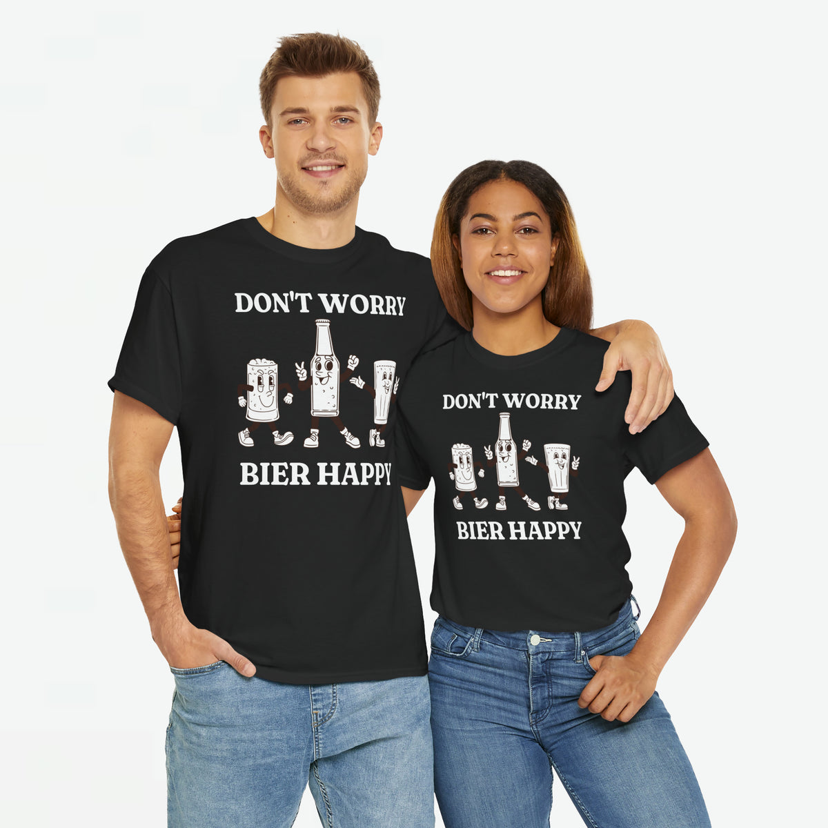 Zwarte oversized t-shirt met voorprint 'DON'T WORRY' en 'BIER HAPPY', gedragen door twee modellen
