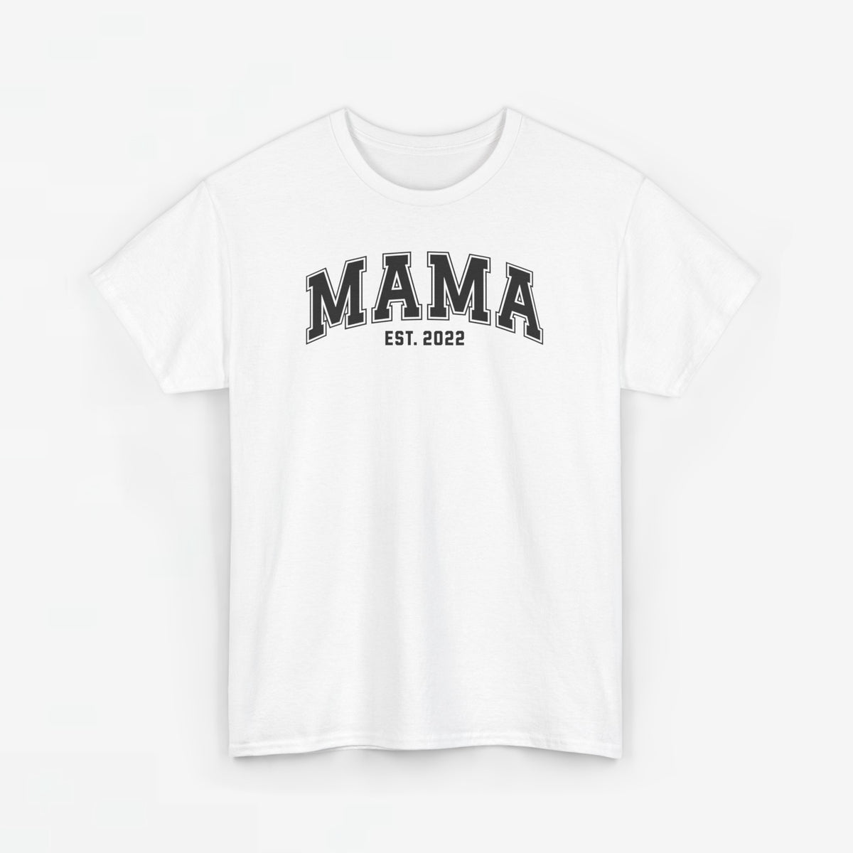 Witte T-shirt met opdruk “MAMA” en “EST. 2022” op de borst
