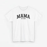 Witte T-shirt met opdruk “MAMA” en “EST. 2022” op de borst