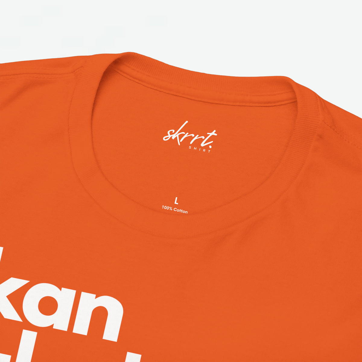 Oranje T-shirt halsboord met klein merklogo; close-up van stof