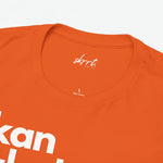 Oranje T-shirt halsboord met klein merklogo; close-up van stof