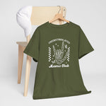Militairgroen T-shirt op houten hanger met witte opdruk “OVERSTIMULATED Moms Club”