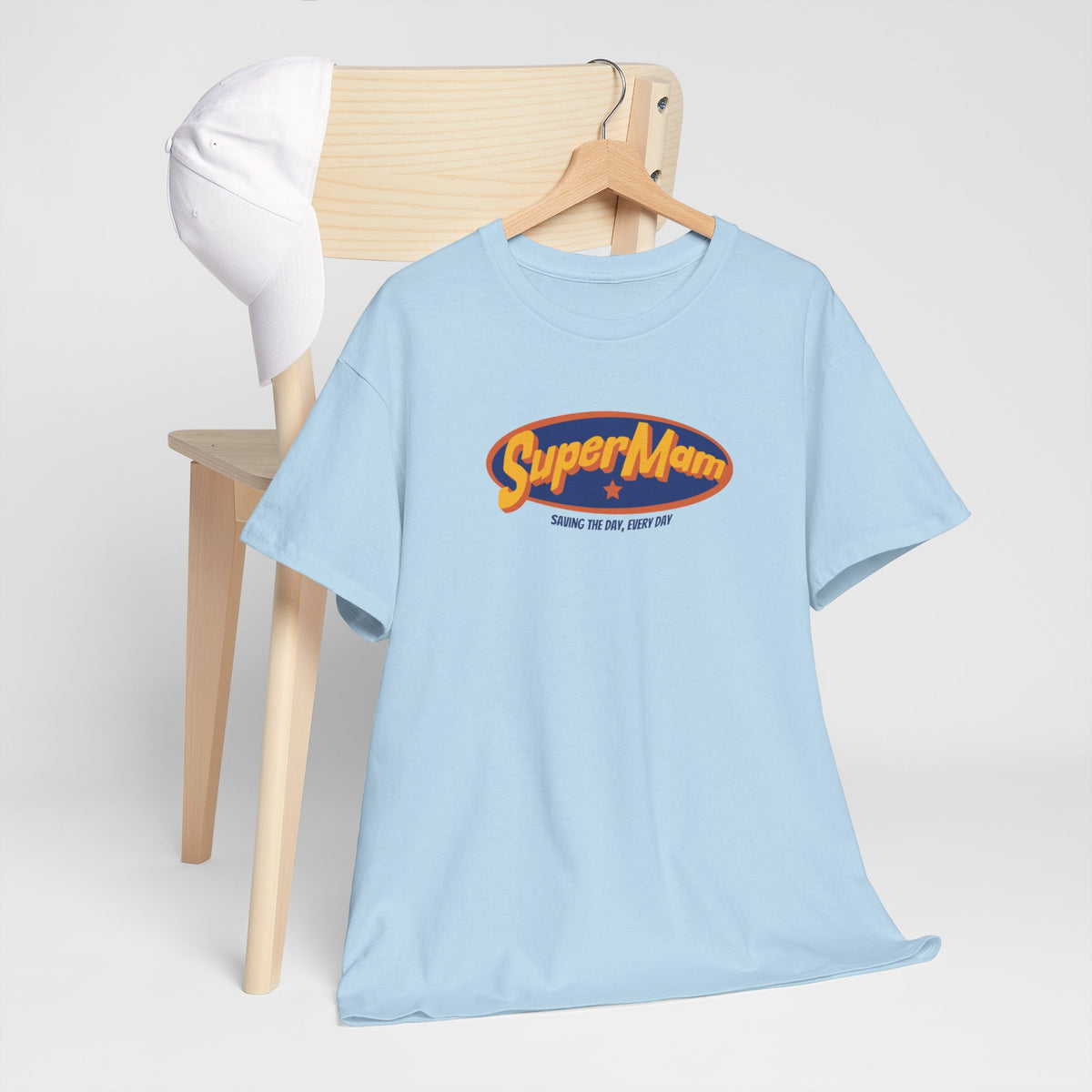 Lichtblauw T-shirt met ovale SuperMam-opdruk op de borst