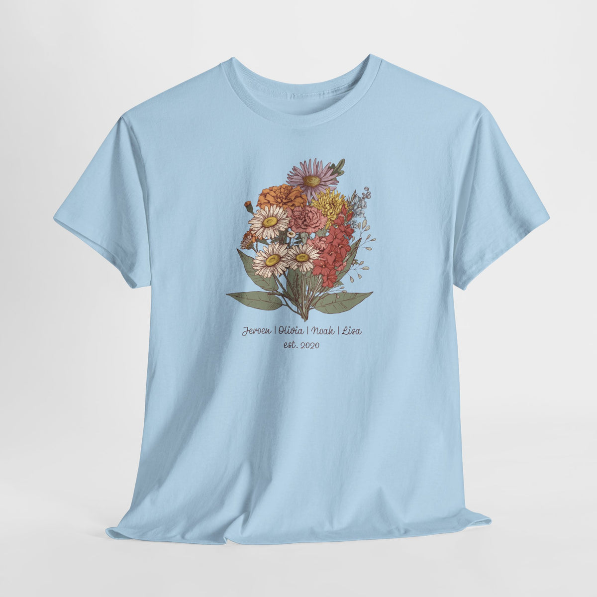 Lichtblauw t-shirt met bloemenboeketprint en tekst onder de bloemen