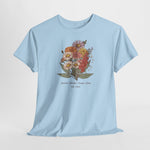 Lichtblauw t-shirt met bloemenboeketprint en tekst onder de bloemen